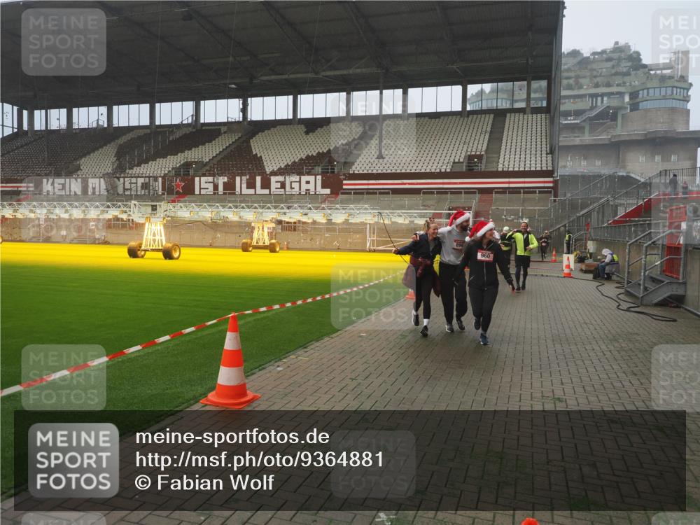07.12.2025 - St. Pauli X-Mass-Run No. 15 Fabian Wolf http://msf.ph/oto/9364881 07.12.2025 10:09:19 Ziel 881, 896, 899, 960, 1718, 3493, 3756, 4113, 4666 meine-sportfotos.de