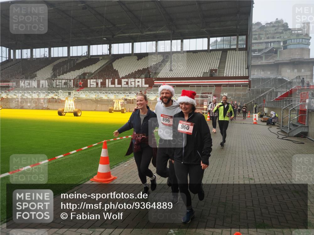 07.12.2025 - St. Pauli X-Mass-Run No. 15 Fabian Wolf http://msf.ph/oto/9364889 07.12.2025 10:09:21 Ziel 881, 896, 899, 960, 1243, 1248, 1718, 3493, 3756, 4113, 4666 meine-sportfotos.de