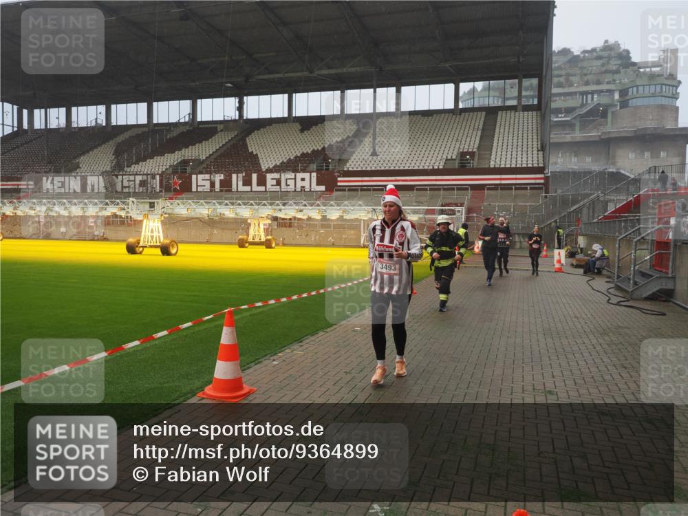 07.12.2025 - St. Pauli X-Mass-Run No. 15 Fabian Wolf http://msf.ph/oto/9364899 07.12.2025 10:09:24 Ziel 800, 881, 896, 899, 960, 1243, 1248, 1718, 3493, 3756, 4666 meine-sportfotos.de