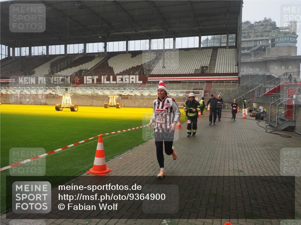 07.12.2025 - St. Pauli X-Mass-Run No. 15 Fabian Wolf http://msf.ph/oto/9364900 07.12.2025 10:09:24 Ziel 800, 881, 896, 899, 960, 1243, 1248, 1718, 3493, 3756, 4666 meine-sportfotos.de