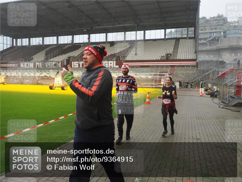 07.12.2025 - St. Pauli X-Mass-Run No. 15 Fabian Wolf http://msf.ph/oto/9364915 07.12.2025 10:09:29 Ziel 800, 881, 896, 899, 960, 1243, 1248, 1718, 3493, 3756 meine-sportfotos.de