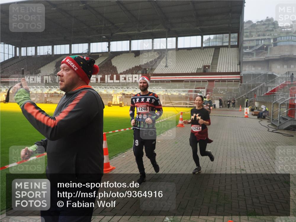 07.12.2025 - St. Pauli X-Mass-Run No. 15 Fabian Wolf http://msf.ph/oto/9364916 07.12.2025 10:09:30 Ziel 800, 881, 896, 899, 960, 1243, 1248, 1718, 3493, 3756 meine-sportfotos.de