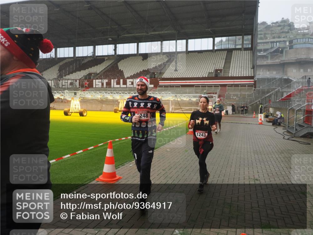 07.12.2025 - St. Pauli X-Mass-Run No. 15 Fabian Wolf http://msf.ph/oto/9364917 07.12.2025 10:09:30 Ziel 800, 881, 896, 899, 960, 1243, 1248, 1718, 3493, 3756 meine-sportfotos.de