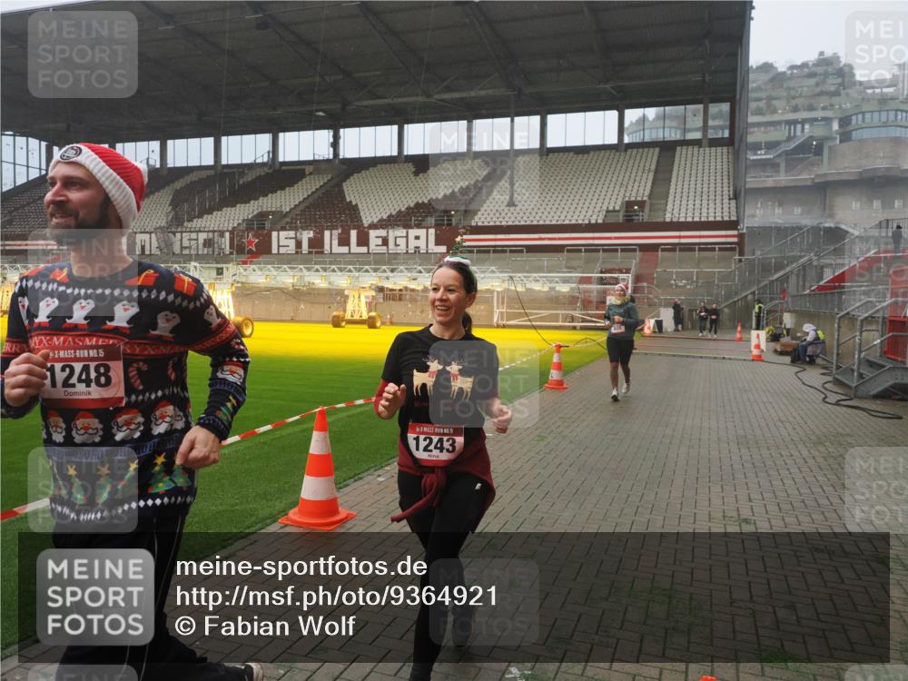 07.12.2025 - St. Pauli X-Mass-Run No. 15 Fabian Wolf http://msf.ph/oto/9364921 07.12.2025 10:09:31 Ziel 800, 881, 896, 899, 960, 1243, 1248, 1718, 3493, 3756 meine-sportfotos.de