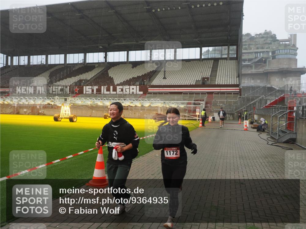 07.12.2025 - St. Pauli X-Mass-Run No. 15 Fabian Wolf http://msf.ph/oto/9364935 07.12.2025 10:09:42 Ziel 800, 1026, 1172, 1191 meine-sportfotos.de