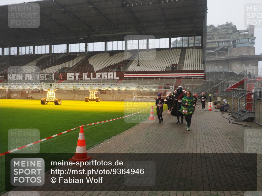 07.12.2025 - St. Pauli X-Mass-Run No. 15 Fabian Wolf http://msf.ph/oto/9364946 07.12.2025 10:09:56 Ziel 989, 1026, 1256, 1257, 1678, 2502, 2504, 2560, 3245, 3246, 3410, 3411 meine-sportfotos.de