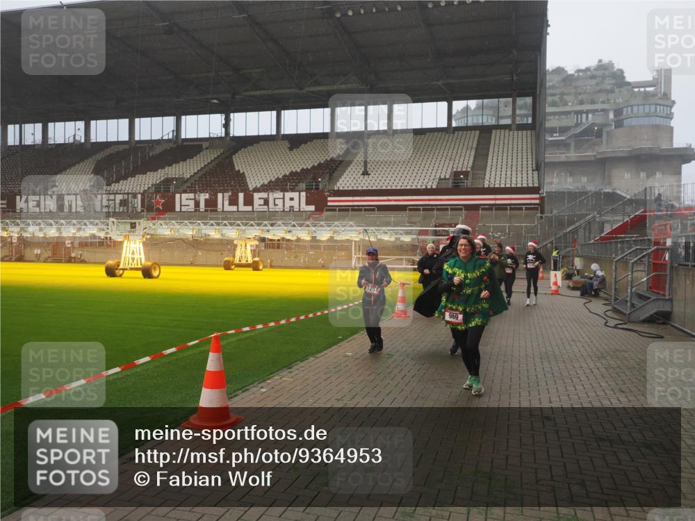 07.12.2025 - St. Pauli X-Mass-Run No. 15 Fabian Wolf http://msf.ph/oto/9364953 07.12.2025 10:09:57 Ziel 989, 1026, 1256, 1257, 1678, 2502, 2504, 2560, 3245, 3246, 3410, 3411 meine-sportfotos.de