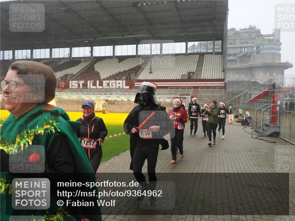 07.12.2025 - St. Pauli X-Mass-Run No. 15 Fabian Wolf http://msf.ph/oto/9364962 07.12.2025 10:09:59 Ziel 989, 1026, 1256, 1257, 1678, 2502, 2504, 2560, 3245, 3246, 3410, 3411 meine-sportfotos.de