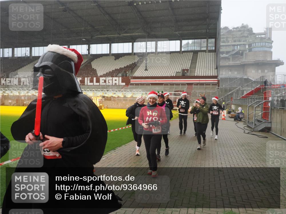 07.12.2025 - St. Pauli X-Mass-Run No. 15 Fabian Wolf http://msf.ph/oto/9364966 07.12.2025 10:10:00 Ziel 989, 1026, 1256, 1257, 1678, 1732, 2502, 2504, 2560, 3245, 3246, 3410, 3411 meine-sportfotos.de