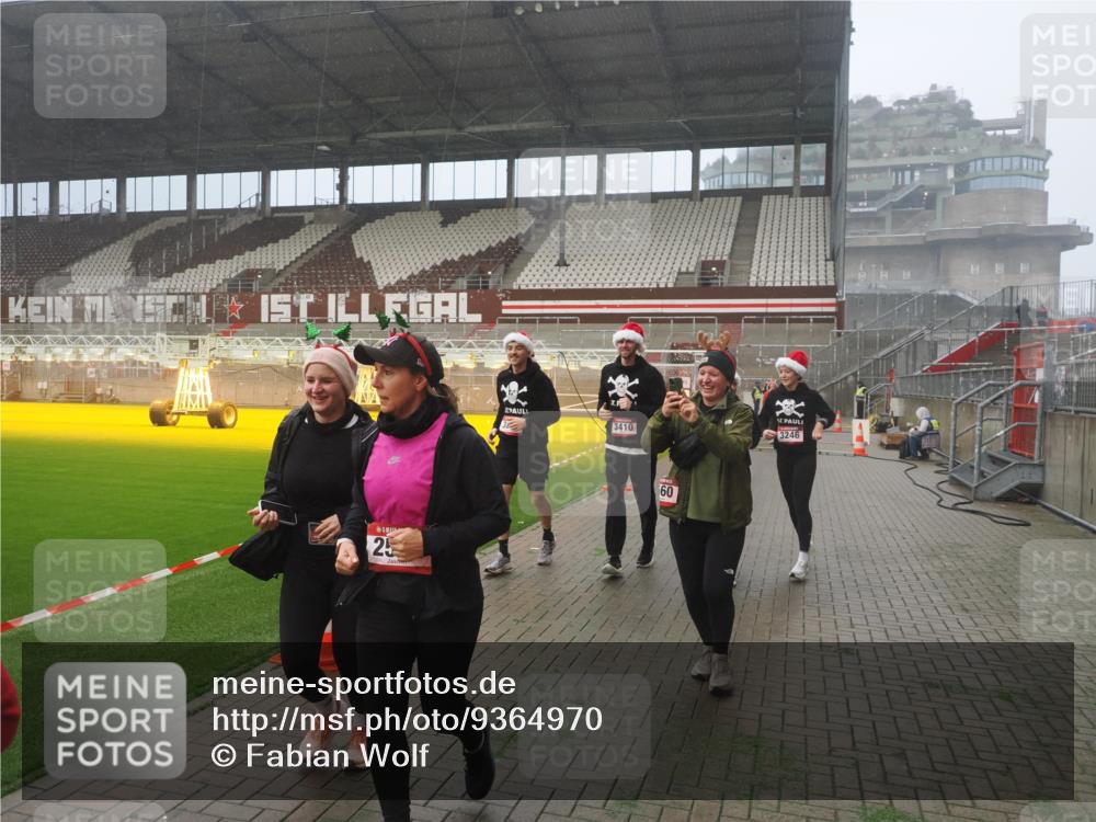 07.12.2025 - St. Pauli X-Mass-Run No. 15 Fabian Wolf http://msf.ph/oto/9364970 07.12.2025 10:10:02 Ziel 989, 1256, 1257, 1678, 1732, 2502, 2504, 2560, 3245, 3246, 3410, 3411 meine-sportfotos.de