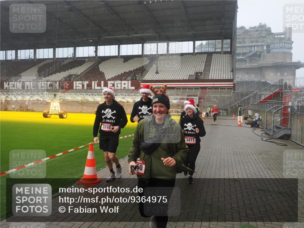 07.12.2025 - St. Pauli X-Mass-Run No. 15 Fabian Wolf http://msf.ph/oto/9364975 07.12.2025 10:10:03 Ziel 989, 1256, 1257, 1678, 1732, 2502, 2504, 2560, 3245, 3246, 3410, 3411 meine-sportfotos.de