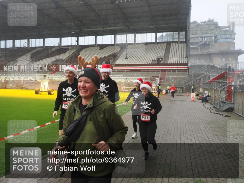 07.12.2025 - St. Pauli X-Mass-Run No. 15 Fabian Wolf http://msf.ph/oto/9364977 07.12.2025 10:10:03 Ziel 989, 1256, 1257, 1678, 1732, 2502, 2504, 2560, 3245, 3246, 3410, 3411 meine-sportfotos.de