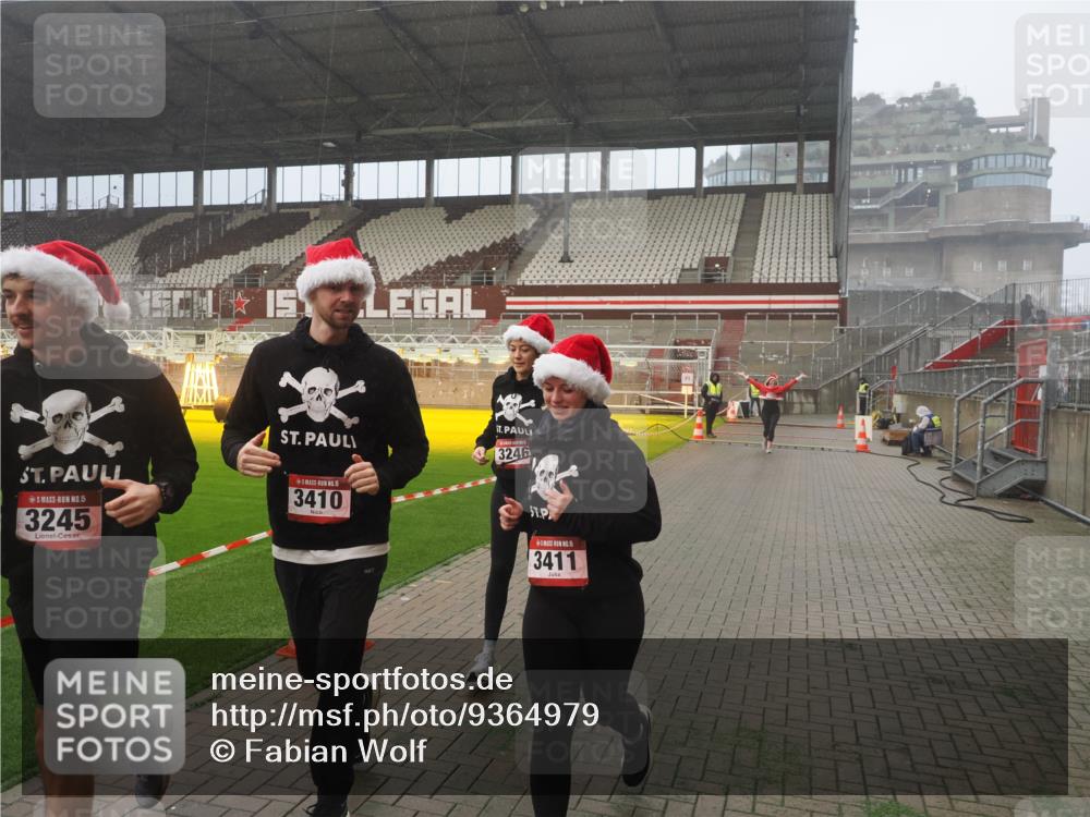 07.12.2025 - St. Pauli X-Mass-Run No. 15 Fabian Wolf http://msf.ph/oto/9364979 07.12.2025 10:10:04 Ziel 989, 1256, 1257, 1678, 1732, 2502, 2504, 2560, 3245, 3246, 3410, 3411 meine-sportfotos.de