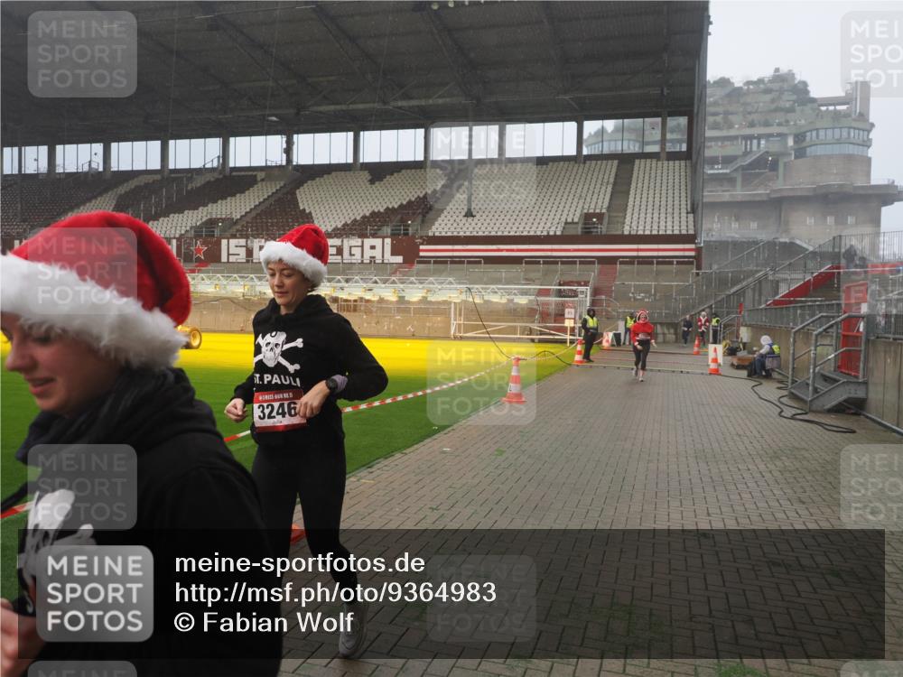 07.12.2025 - St. Pauli X-Mass-Run No. 15 Fabian Wolf http://msf.ph/oto/9364983 07.12.2025 10:10:05 Ziel 989, 1256, 1257, 1678, 1732, 2502, 2504, 2560, 3245, 3246, 3410, 3411 meine-sportfotos.de