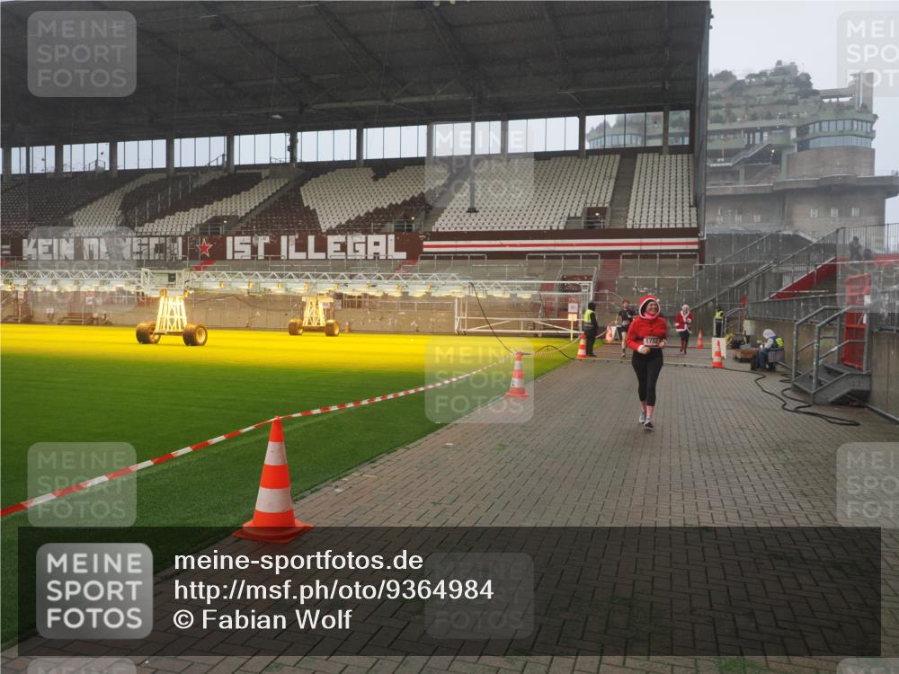 07.12.2025 - St. Pauli X-Mass-Run No. 15 Fabian Wolf http://msf.ph/oto/9364984 07.12.2025 10:10:09 Ziel 962, 1256, 1257, 1399, 1678, 1732, 2502, 2504, 2560, 3245, 3246, 3410, 3411, 4358, 4507 meine-sportfotos.de
