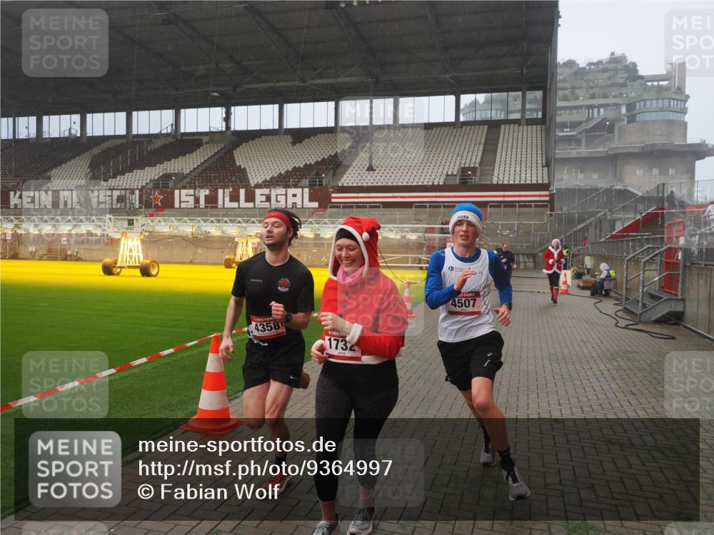 07.12.2025 - St. Pauli X-Mass-Run No. 15 Fabian Wolf http://msf.ph/oto/9364997 07.12.2025 10:10:12 Ziel 962, 1399, 1732, 3245, 3246, 3410, 3411, 4358, 4507 meine-sportfotos.de
