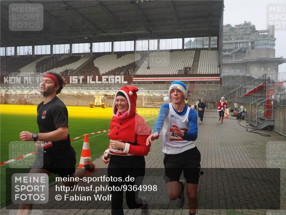 07.12.2025 - St. Pauli X-Mass-Run No. 15 Fabian Wolf http://msf.ph/oto/9364998 07.12.2025 10:10:12 Ziel 962, 1399, 1732, 3245, 3246, 3410, 3411, 4358, 4507 meine-sportfotos.de