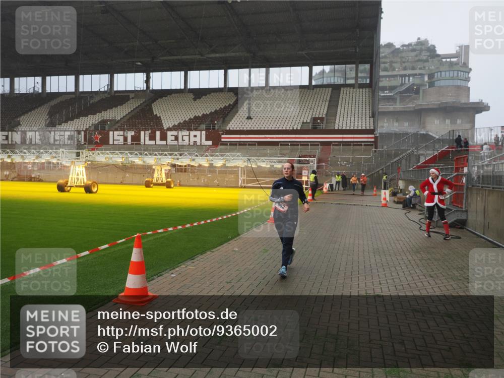 07.12.2025 - St. Pauli X-Mass-Run No. 15 Fabian Wolf http://msf.ph/oto/9365002 07.12.2025 10:10:16 Ziel 962, 1399, 1732, 4358, 4507 meine-sportfotos.de