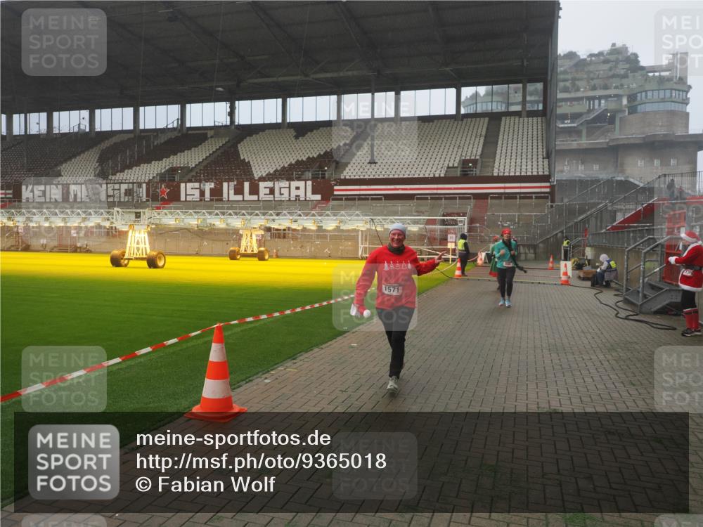 07.12.2025 - St. Pauli X-Mass-Run No. 15 Fabian Wolf http://msf.ph/oto/9365018 07.12.2025 10:10:30 Ziel 550, 964, 1571, 2083, 2087 meine-sportfotos.de