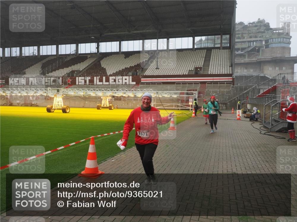 07.12.2025 - St. Pauli X-Mass-Run No. 15 Fabian Wolf http://msf.ph/oto/9365021 07.12.2025 10:10:31 Ziel 550, 964, 1571, 2083, 2087 meine-sportfotos.de