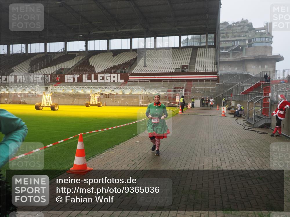 07.12.2025 - St. Pauli X-Mass-Run No. 15 Fabian Wolf http://msf.ph/oto/9365036 07.12.2025 10:10:35 Ziel 550, 964, 1571, 2083, 2087 meine-sportfotos.de