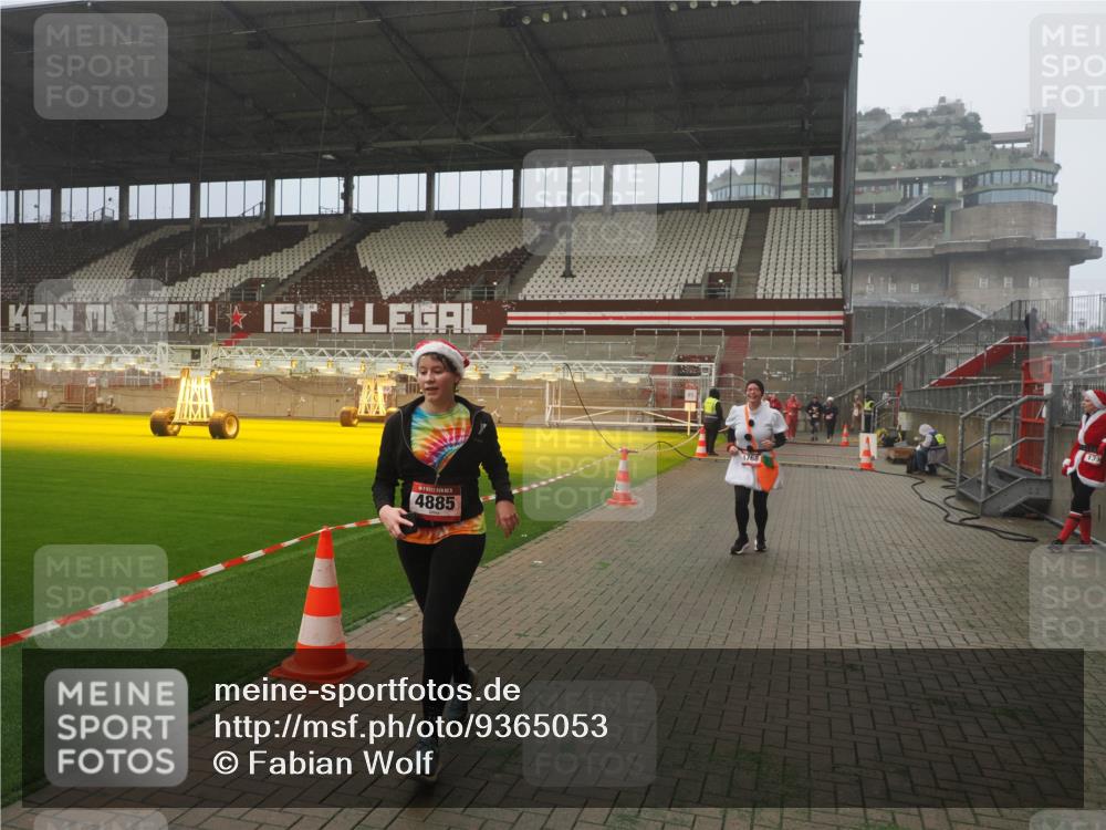 07.12.2025 - St. Pauli X-Mass-Run No. 15 Fabian Wolf http://msf.ph/oto/9365053 07.12.2025 10:10:46 Ziel 964, 1768, 4885 meine-sportfotos.de