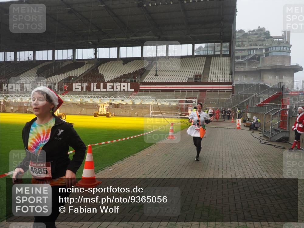 07.12.2025 - St. Pauli X-Mass-Run No. 15 Fabian Wolf http://msf.ph/oto/9365056 07.12.2025 10:10:47 Ziel 964, 1768, 4885 meine-sportfotos.de