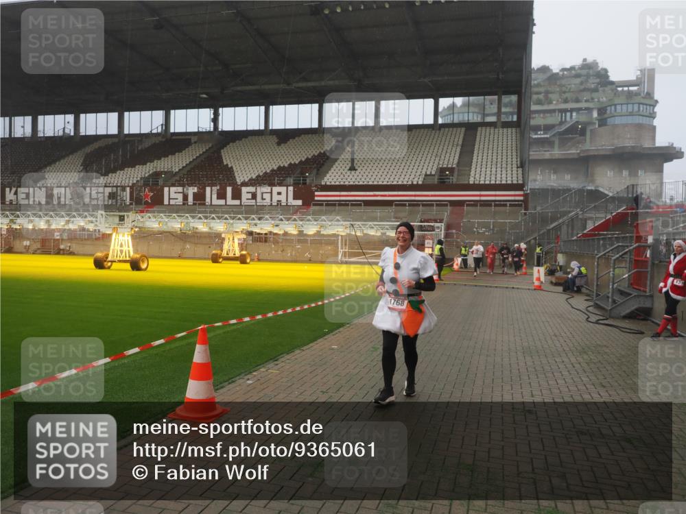 07.12.2025 - St. Pauli X-Mass-Run No. 15 Fabian Wolf http://msf.ph/oto/9365061 07.12.2025 10:10:48 Ziel 1426, 1768, 4885 meine-sportfotos.de
