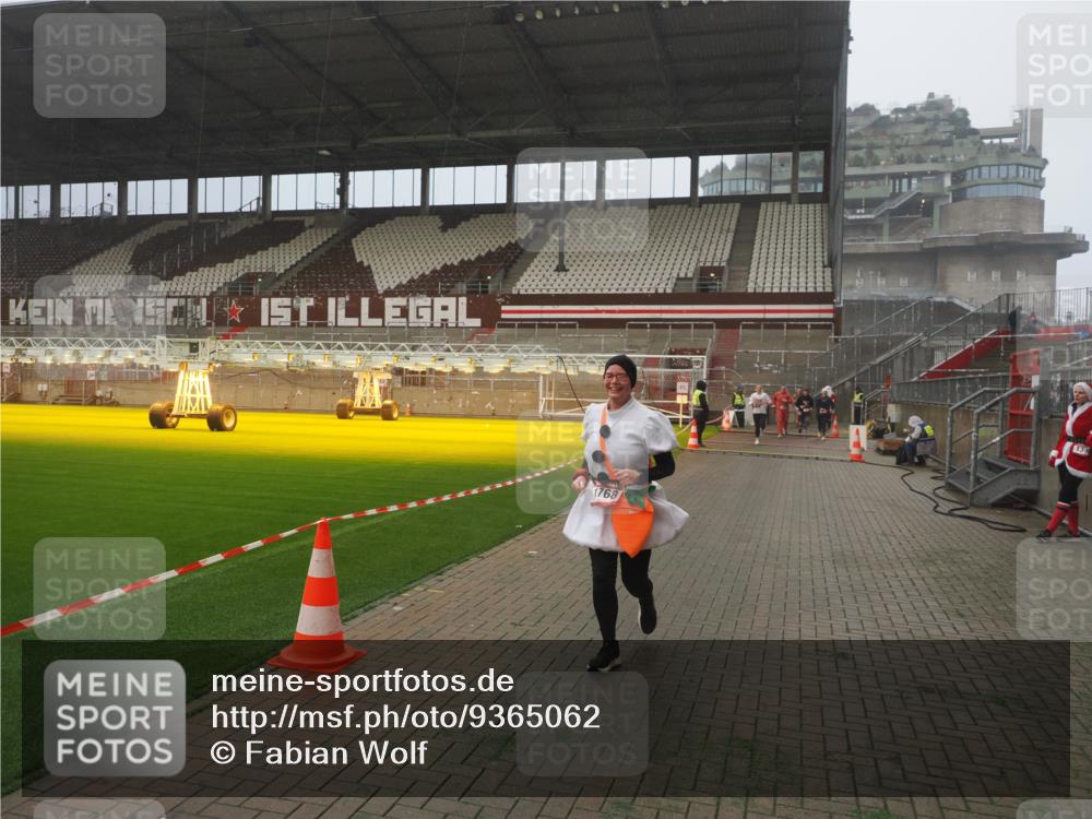 07.12.2025 - St. Pauli X-Mass-Run No. 15 Fabian Wolf http://msf.ph/oto/9365062 07.12.2025 10:10:48 Ziel 1426, 1768, 4885 meine-sportfotos.de