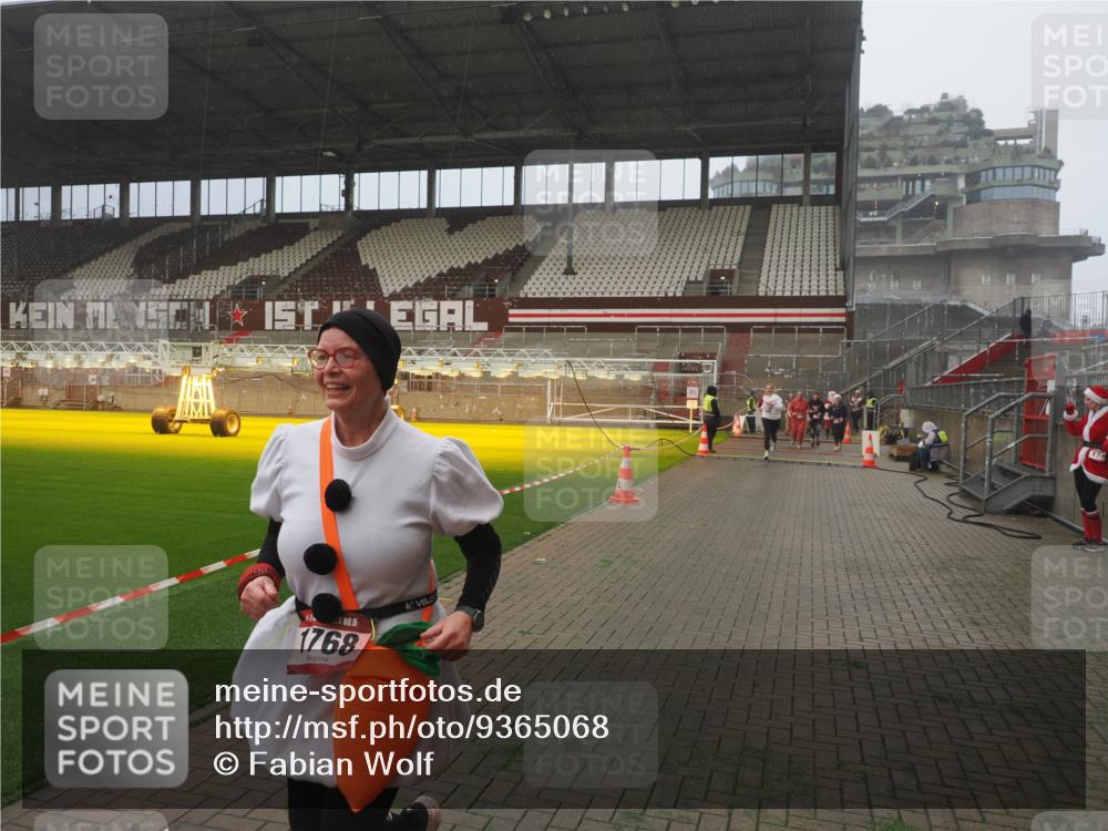 07.12.2025 - St. Pauli X-Mass-Run No. 15 Fabian Wolf http://msf.ph/oto/9365068 07.12.2025 10:10:49 Ziel 979, 1426, 1768, 2530, 4885 meine-sportfotos.de