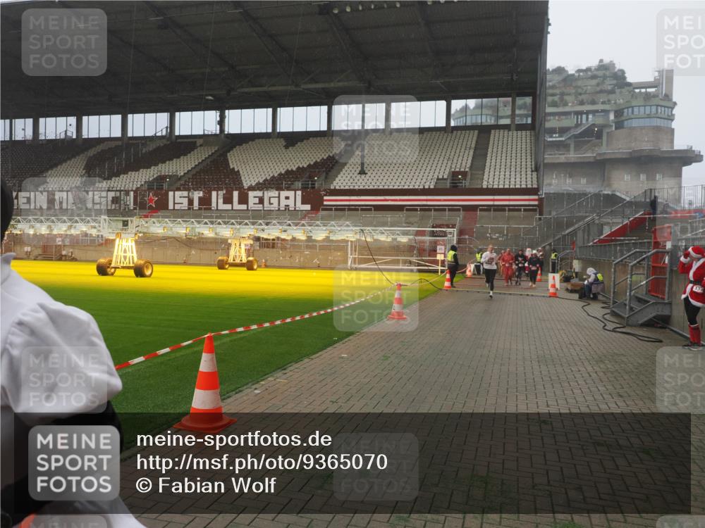 07.12.2025 - St. Pauli X-Mass-Run No. 15 Fabian Wolf http://msf.ph/oto/9365070 07.12.2025 10:10:50 Ziel 57, 979, 983, 1426, 1768, 2530, 4885 meine-sportfotos.de