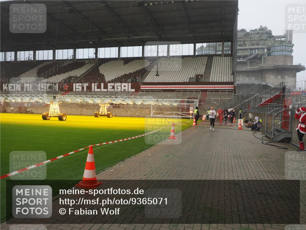 07.12.2025 - St. Pauli X-Mass-Run No. 15 Fabian Wolf http://msf.ph/oto/9365071 07.12.2025 10:10:50 Ziel 57, 979, 983, 1426, 1768, 2530, 4885 meine-sportfotos.de