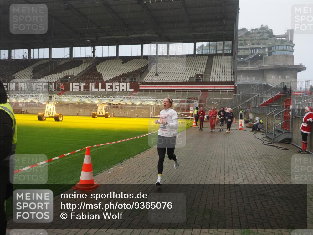 07.12.2025 - St. Pauli X-Mass-Run No. 15 Fabian Wolf http://msf.ph/oto/9365076 07.12.2025 10:10:53 Ziel 57, 979, 983, 1148, 1149, 1150, 1426, 1768, 2530, 4885 meine-sportfotos.de