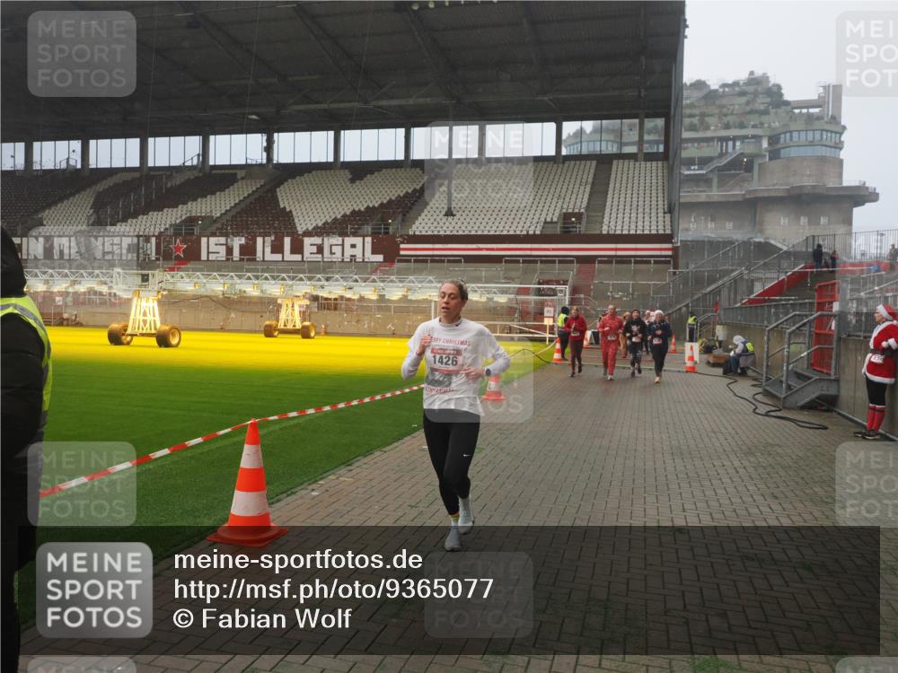 07.12.2025 - St. Pauli X-Mass-Run No. 15 Fabian Wolf http://msf.ph/oto/9365077 07.12.2025 10:10:54 Ziel 57, 979, 983, 1148, 1149, 1150, 1426, 1768, 1929, 2530, 4885 meine-sportfotos.de