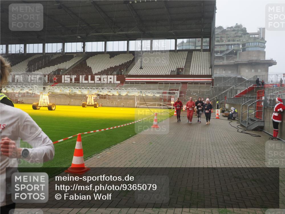 07.12.2025 - St. Pauli X-Mass-Run No. 15 Fabian Wolf http://msf.ph/oto/9365079 07.12.2025 10:10:55 Ziel 57, 979, 983, 1148, 1149, 1150, 1426, 1768, 1929, 1935, 2530, 4885 meine-sportfotos.de