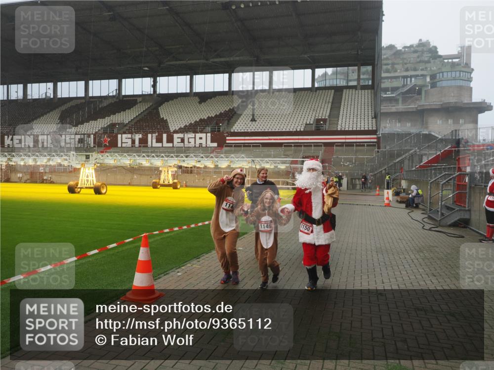 07.12.2025 - St. Pauli X-Mass-Run No. 15 Fabian Wolf http://msf.ph/oto/9365112 07.12.2025 10:11:03 Ziel 57, 979, 983, 1148, 1149, 1150, 1426, 1929, 1935, 2530 meine-sportfotos.de