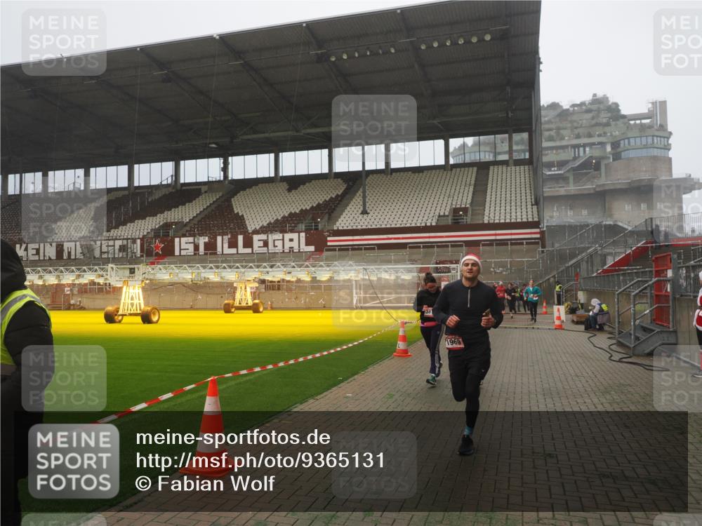 07.12.2025 - St. Pauli X-Mass-Run No. 15 Fabian Wolf http://msf.ph/oto/9365131 07.12.2025 10:11:16 Ziel 1969, 3354, 3815, 4499, 4525 meine-sportfotos.de