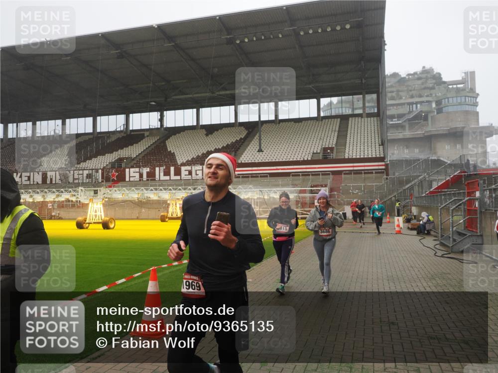 07.12.2025 - St. Pauli X-Mass-Run No. 15 Fabian Wolf http://msf.ph/oto/9365135 07.12.2025 10:11:16 Ziel 1969, 3354, 3815, 4499, 4525 meine-sportfotos.de