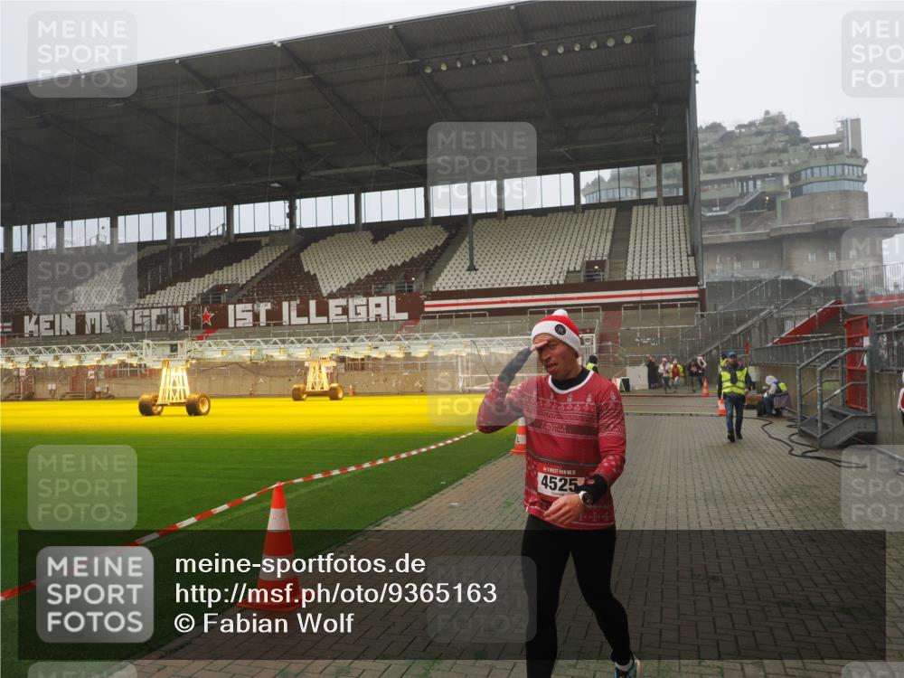 07.12.2025 - St. Pauli X-Mass-Run No. 15 Fabian Wolf http://msf.ph/oto/9365163 07.12.2025 10:11:29 Ziel 1969, 3354, 4499, 4525, 4659, 4661, 4662 meine-sportfotos.de