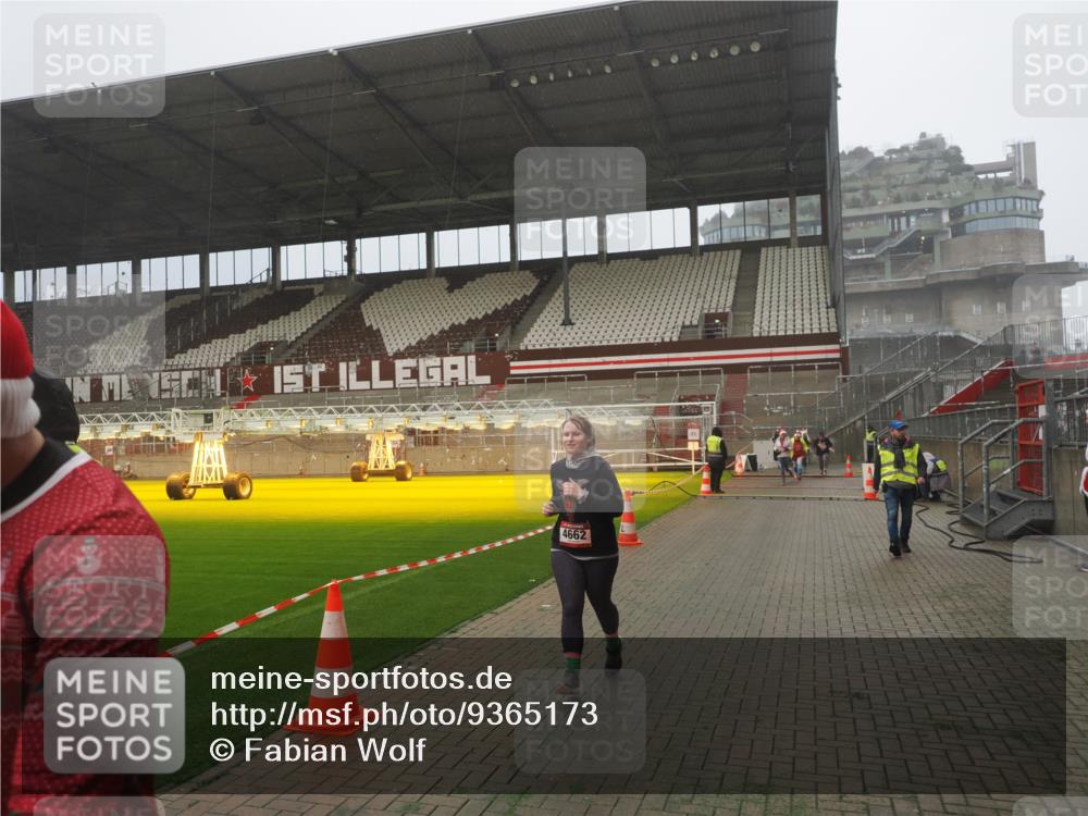 07.12.2025 - St. Pauli X-Mass-Run No. 15 Fabian Wolf http://msf.ph/oto/9365173 07.12.2025 10:11:31 Ziel 1969, 3354, 4499, 4525, 4659, 4661, 4662 meine-sportfotos.de