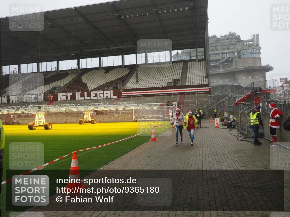 07.12.2025 - St. Pauli X-Mass-Run No. 15 Fabian Wolf http://msf.ph/oto/9365180 07.12.2025 10:11:36 Ziel 670, 2909, 3085, 3354, 3909, 4499, 4525, 4659, 4661, 4662 meine-sportfotos.de