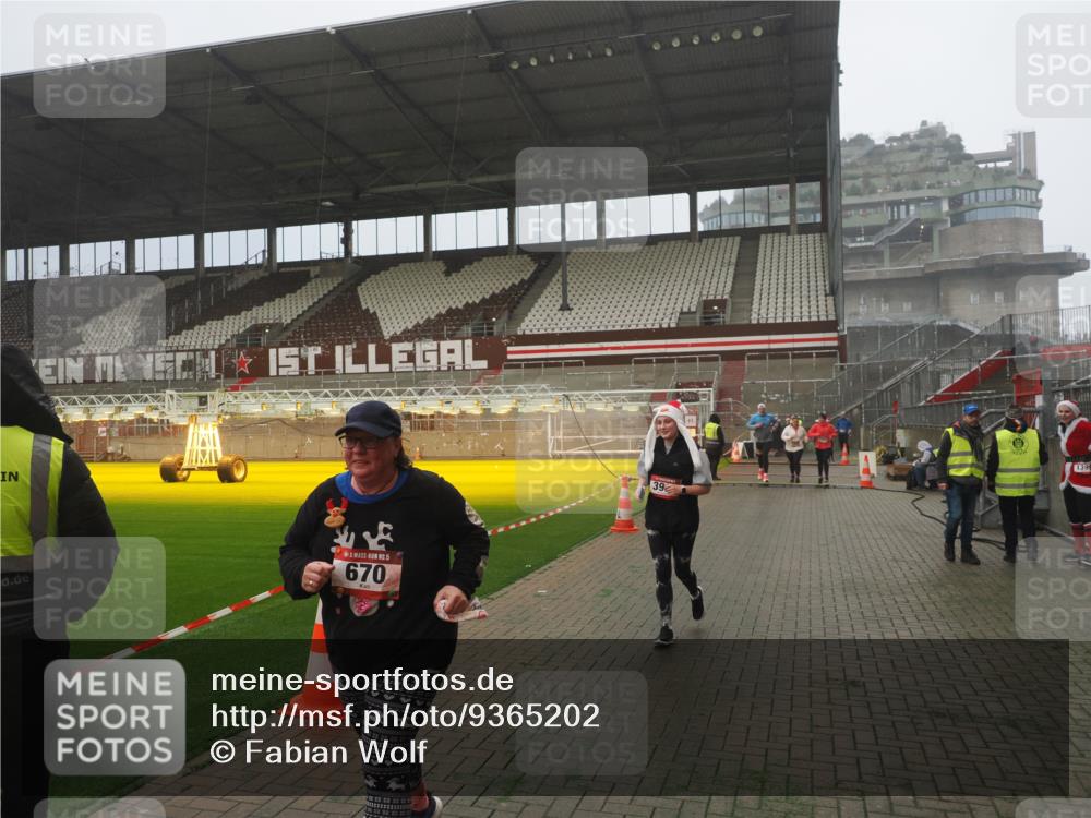 07.12.2025 - St. Pauli X-Mass-Run No. 15 Fabian Wolf http://msf.ph/oto/9365202 07.12.2025 10:11:45 Ziel 670, 2906, 2909, 3085, 3761, 3767, 3909 meine-sportfotos.de