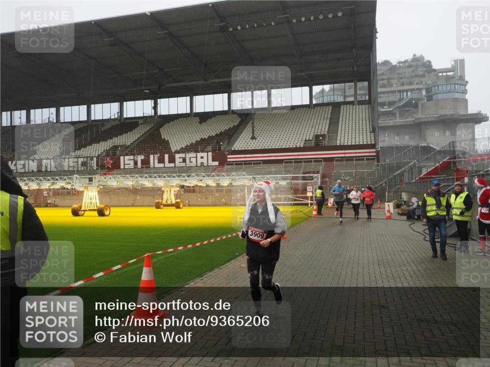07.12.2025 - St. Pauli X-Mass-Run No. 15 Fabian Wolf http://msf.ph/oto/9365206 07.12.2025 10:11:45 Ziel 670, 2906, 2909, 3085, 3761, 3767, 3909 meine-sportfotos.de