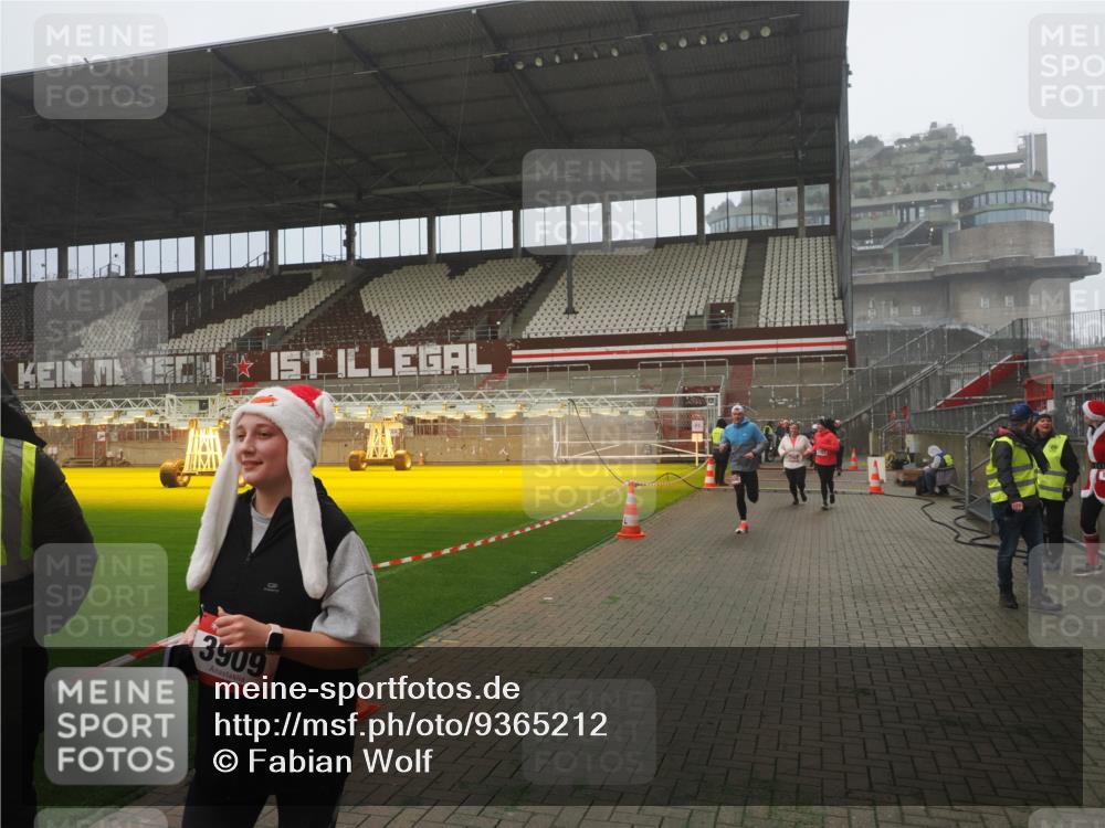 07.12.2025 - St. Pauli X-Mass-Run No. 15 Fabian Wolf http://msf.ph/oto/9365212 07.12.2025 10:11:47 Ziel 670, 2906, 2909, 3085, 3761, 3767, 3909, 3935 meine-sportfotos.de