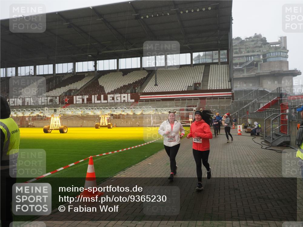 07.12.2025 - St. Pauli X-Mass-Run No. 15 Fabian Wolf http://msf.ph/oto/9365230 07.12.2025 10:11:52 Ziel 670, 1687, 1688, 2906, 2909, 3085, 3761, 3767, 3909, 3932, 3935 meine-sportfotos.de