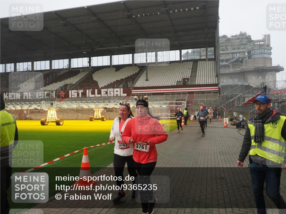 07.12.2025 - St. Pauli X-Mass-Run No. 15 Fabian Wolf http://msf.ph/oto/9365235 07.12.2025 10:11:53 Ziel 670, 756, 1687, 1688, 2906, 3761, 3767, 3909, 3932, 3935 meine-sportfotos.de