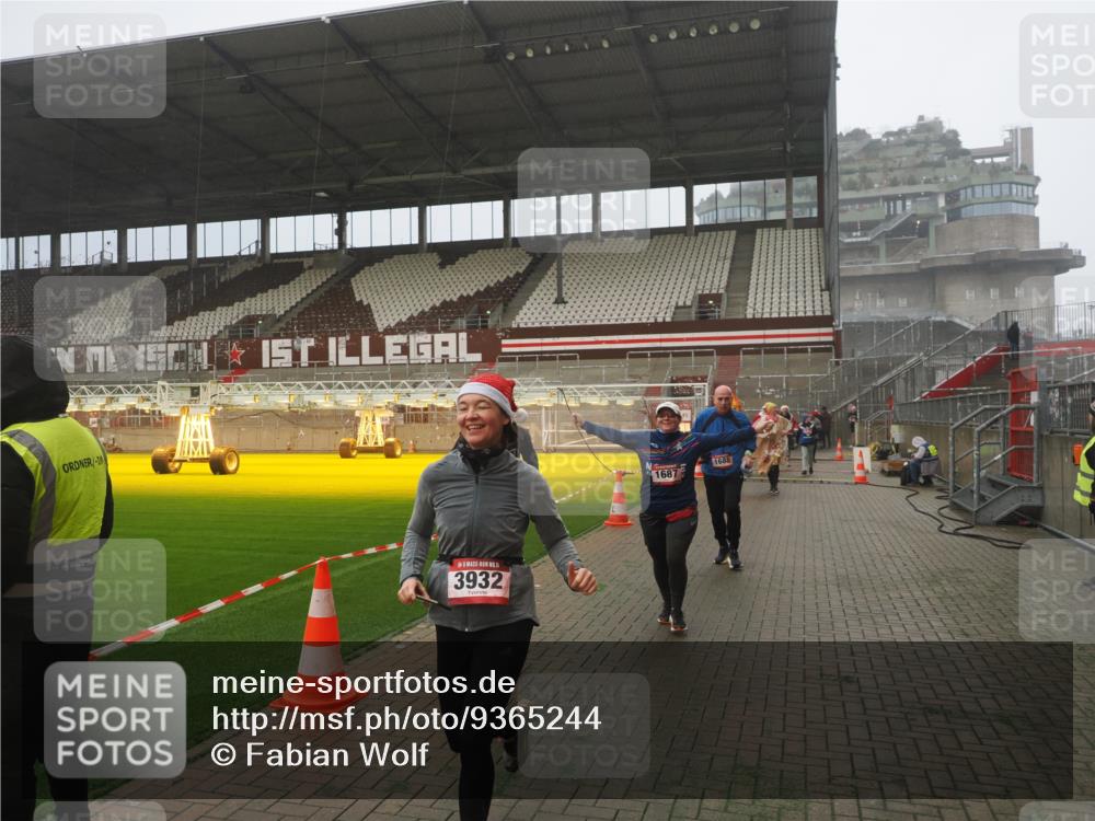07.12.2025 - St. Pauli X-Mass-Run No. 15 Fabian Wolf http://msf.ph/oto/9365244 07.12.2025 10:11:58 Ziel 756, 1389, 1687, 1688, 1833, 2177, 2906, 3761, 3767, 3870, 3932, 3935 meine-sportfotos.de