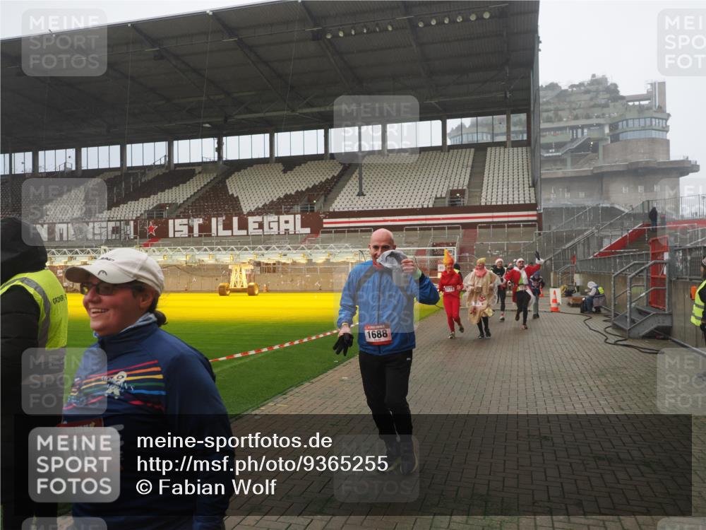 07.12.2025 - St. Pauli X-Mass-Run No. 15 Fabian Wolf http://msf.ph/oto/9365255 07.12.2025 10:12:00 Ziel 756, 1389, 1687, 1688, 1833, 2177, 2906, 3761, 3767, 3870, 3932, 3935, 4658 meine-sportfotos.de