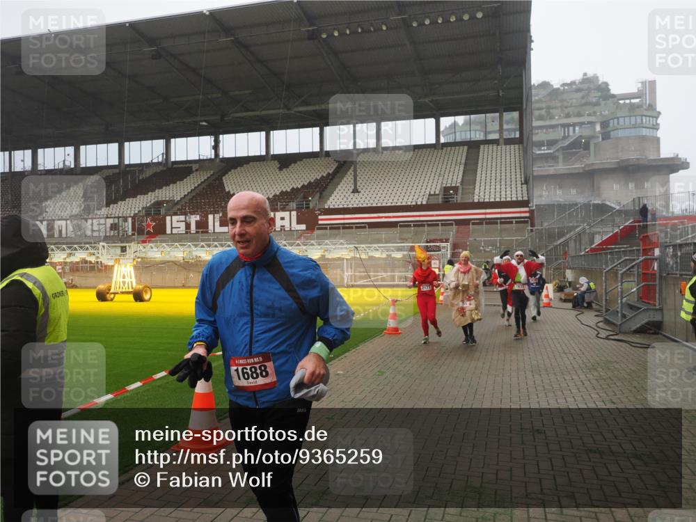 07.12.2025 - St. Pauli X-Mass-Run No. 15 Fabian Wolf http://msf.ph/oto/9365259 07.12.2025 10:12:00 Ziel 756, 1389, 1687, 1688, 1833, 2177, 2906, 3761, 3767, 3870, 3932, 3935, 4658 meine-sportfotos.de