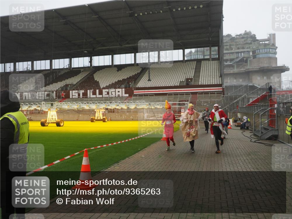 07.12.2025 - St. Pauli X-Mass-Run No. 15 Fabian Wolf http://msf.ph/oto/9365263 07.12.2025 10:12:01 Ziel 756, 1389, 1687, 1688, 1833, 2177, 2906, 3761, 3767, 3870, 3932, 3935, 4658 meine-sportfotos.de